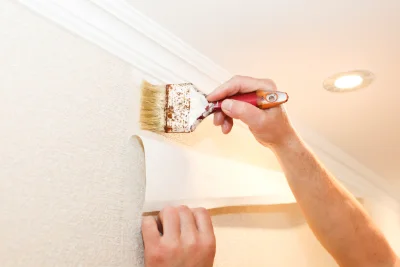 Pose de papier peint à Trégastel — revêtements muraux et toiles de verre